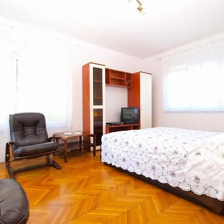 Mit Privatpool Fuer 3 Personen Ca 60 Qm In Banjole, Istrien Istrische Riviera Banjole
